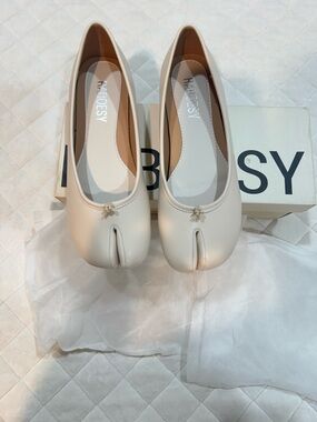 Dessy Collection Cream Split-Toe Ballet Flats with Bow Accent